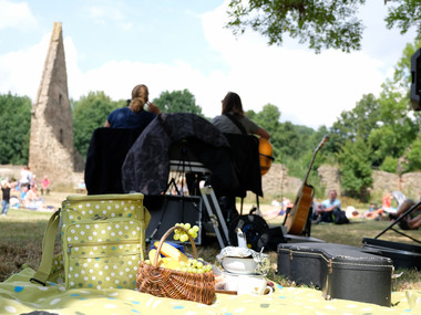 Musikerduo während des Klosterpicknicks