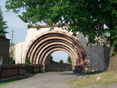 Romański portal od strony zachodniej