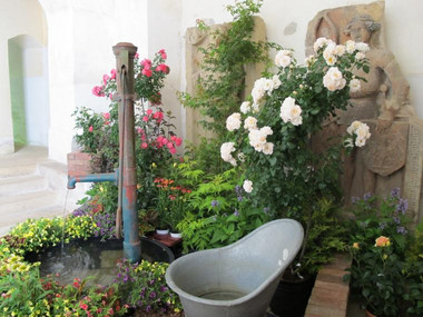 florale Brunnengestaltung in der Floristikausstellung zur Blumen- und Gartenschau in Altzella