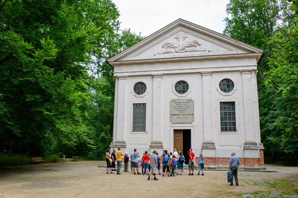 Reisegruppe während Führung vor Mausoleum im Klosterpark Altzella