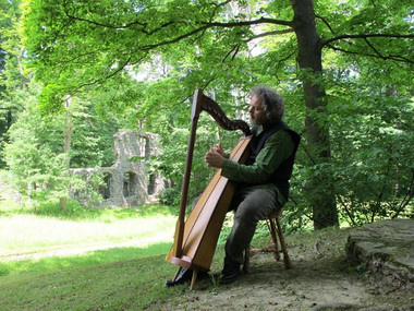 Harfenspieler im Klosterpark Altzella