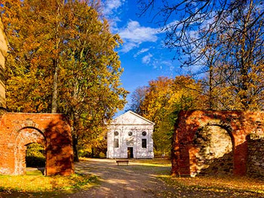 Mausoleum mit Herbstbäumen